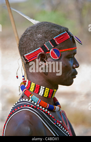 Un uomo di Pokot indossando tipici ornamenti in perline della sua tribù. I Pokot sono pastori che parla di un Sud della lingua nilotica. Kenya Foto Stock