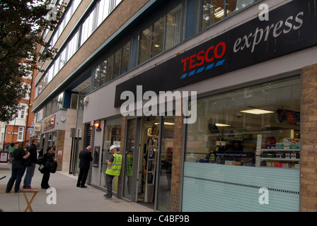 Una vista generale di un supermercato Tesco Express supermercato di Russell Square, London Regno Unito Foto Stock