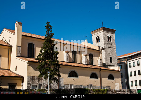 Chiesa dell'Assunzione della Beata Vergine Maria e la Torre Pendente, Rijeka, Croazia Foto Stock