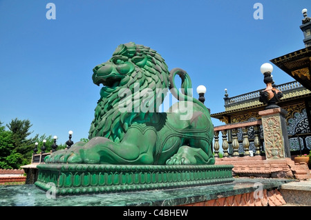 Green statua del leone nella parte anteriore del palazzo d'oro, New Vrindaban , West Virginia, Stati Uniti d'America Foto Stock