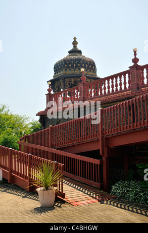 Summerhouse con red recinti davanti, il palazzo di oro, New Vrindaban , West Virginia, Stati Uniti d'America Foto Stock