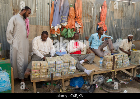 Cambiavalute nel mercato, Hargeisa, il Somaliland e la Somalia Foto Stock