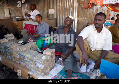 Cambiavalute nel mercato, Hargeisa, il Somaliland e la Somalia Foto Stock