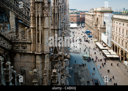 Vista dal Duomo di Milano la strada al di sotto di Foto Stock