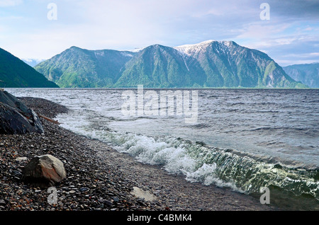 Lago Teletskoye e Tualok Mount. Altai. La Siberia. La Russia Foto Stock