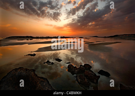 Tramonto a Elafonissos (o 'Elafonissi') spiaggia, prefettura di Chania, Creta, Grecia Foto Stock