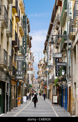 Negozi di Calle de San Nicolas nella storica Città Vecchia (Casco Viejo), Pamplona, Navarra, Spagna Foto Stock