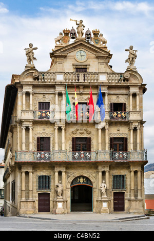 Lo stile barocco il Municipio (Ayuntamiento) nella storica Città Vecchia (Casco Viejo), Pamplona, Navarra, Spagna Foto Stock