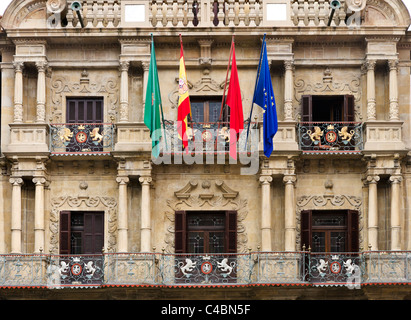 Facciata di stile barocco il Municipio (Ayuntamiento) nella storica Città Vecchia (Casco Viejo), Pamplona, Navarra, Spagna Foto Stock