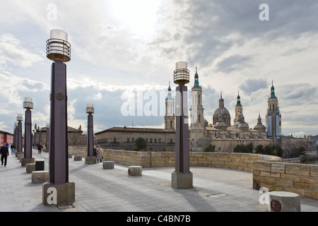 Vista della Basilica di Nuestra Señora del Pilar dal Puente de Piedra sul fiume Ebro, Saragozza, Aragona, Spagna Foto Stock