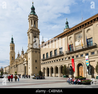 L'Ayuntamiento (Municipio) e la Basilica di Nuestra Señora del Pilar da Plaza del Pilar di Saragozza in Aragona, Spagna Foto Stock