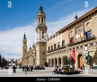 L'Ayuntamiento (Municipio) e la Basilica di Nuestra Señora del Pilar da Plaza del Pilar di Saragozza in Aragona, Spagna Foto Stock