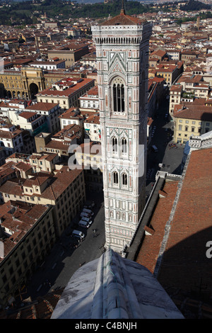 Campanile di Giotto visto dalla cupola del Brunelleschi, Firenze, Italia Foto Stock