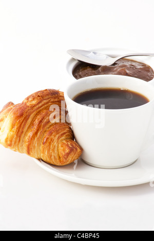 Close-up di croissant tazza di caffè marmellata di pesche su sfondo bianco Foto Stock