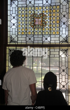 St. Augustine Florida, Flagler College, ex Hotel Ponce de Leon, dettagli ornamentali, primo piano, Sala da pranzo, vetrate Tiffany, adolescenti Foto Stock