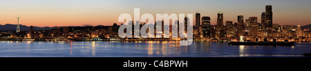 Seattle Downtown Skyline all'alba lungo Puget Sound Panorama Foto Stock