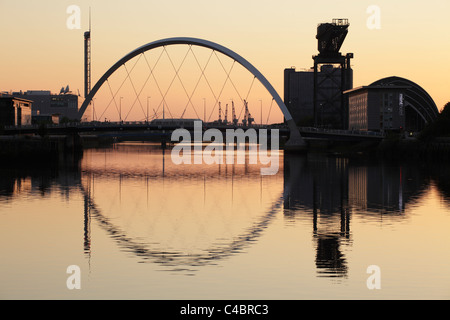 Guardando ad Ovest lungo il fiume Clyde verso il Clyde Arc Bridge al tramonto, Glasgow, Scotland, Regno Unito Foto Stock