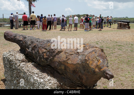 Saint Augustine Florida, Fontana del Parco Archeologico della Gioventù, sito di insediamento spagnolo originale, dimostrazione di cannone sparato, gruppo, arrugginito, tabby, visi Foto Stock