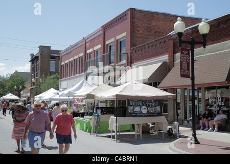 Florida Putnam County, Palatka, Blue Crab Festival, evento, stand, centro storico, scena di strada, uomo uomini maschio adulti, donna donna donna donna donna donna donna donna donna donna donna donna, coppia, Foto Stock