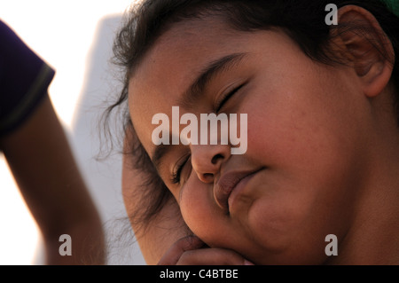 Una giovane ragazza, che si aggrappa a sua madre in Altare, Sonora, Messico, spera di migrare verso gli Stati Uniti. Foto Stock