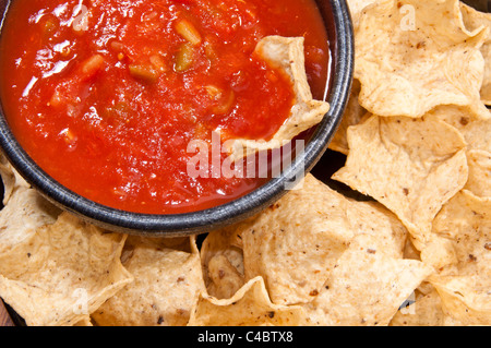 Salsa di pomodoro e tortilla chips su una piastra Foto Stock