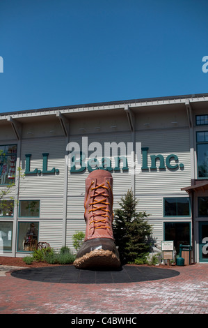 Una gigantesca scultura del bean caccia boot saluta gli acquirenti all'entrata di L.L. Fagiolo in Freeport, Maine, Stati Uniti d'America. Foto Stock