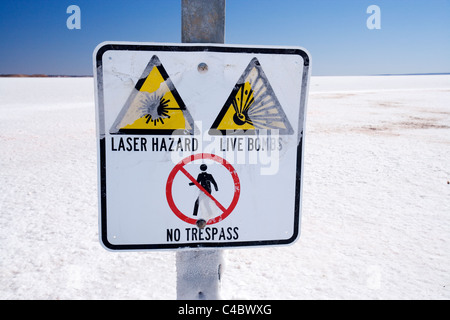 Segnale di avvertimento sul Lago di Hart, Woomera Area vietata, Stuart Highway vicino a Woomera, Outback, South Australia, Australia Foto Stock