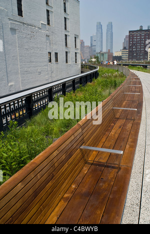 La fase due della Highline Park dello spazio pubblico nella città di New York, costruito su un 1930s elevato del trasporto ferroviario di merci struttura aperta giugno 2011 Foto Stock