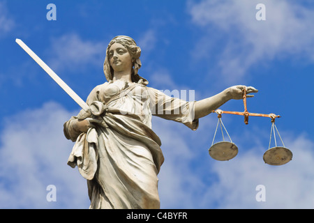 Signora giustizia statua a Dublino, Irlanda Foto Stock