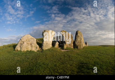 West Kennet Long Barrow, tomba neolitica, nei pressi di Avebury, Wiltshire, Regno Unito Foto Stock