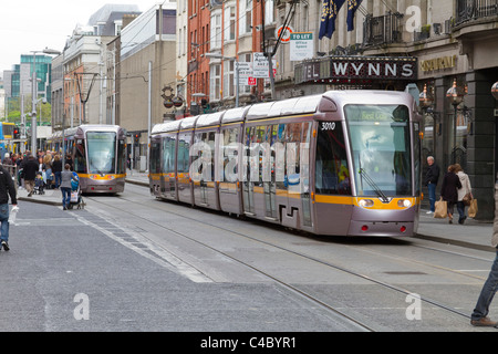 Dublino, Irlanda - Aprile 16th, 2011: Locale tram, chiamato Luas, nel centro della città di Dublino. Molti turisti e la gente del posto può essere visto commuti Foto Stock