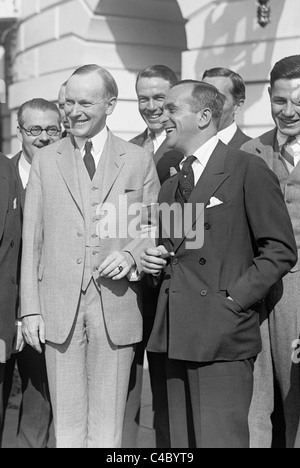 Foto d'epoca del presidente USA Calvin Coolidge (sinistra) e animatore Al Jolson (destra) al di fuori della Casa Bianca nel mese di ottobre 1924. Foto Stock