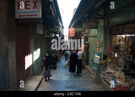 #Gerusalemme a piedi attraverso di esso il posto e il Santo Sepolcro Terra Sancta. Gerusalemme religiosa scene generico e concetti. Foto Stock