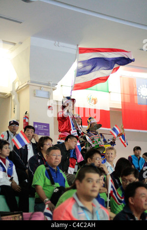 Thai tifosi potrebbe essere visto in pieno vigore come giunsero a supporto atleta tailandese Sirivimon Pramongkhol. Foto Stock