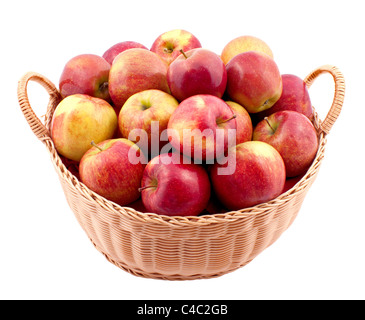 Cesto in Vimini pieno di mele isolato su bianco Foto Stock
