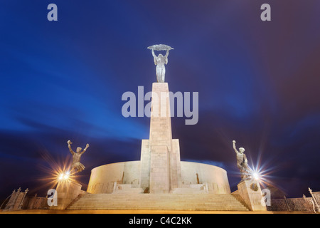 Il Monumento della Liberazione illuminata di notte Foto Stock