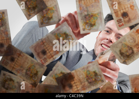 Imprenditore prelevare denaro scartato Foto Stock