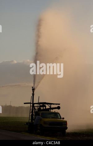 Canon di acqua utilizzato per l'irrigazione delle colture Foto Stock