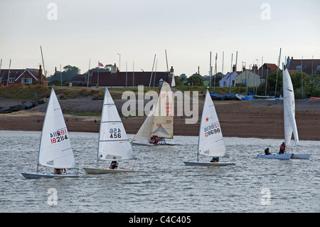 Membri di Felixstowe Ferry sailing club, fiume Deben, Felixstowe Ferry, Suffolk, Regno Unito. Foto Stock