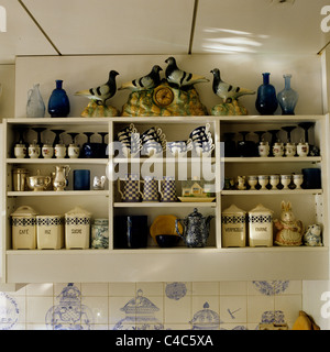 Un assortimento di stile country di stoviglie in scaffali da cucina Foto Stock