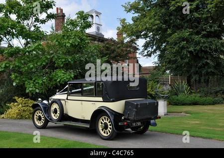 Un'attraente auto per matrimoni Rolls Royce vintage nera e crema parcheggiata sul drive di Cliveden con un campanile sul retro. Foto Stock