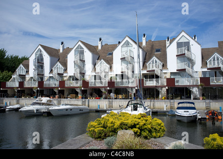 Marina lato case di città in Christchurch Dorset Foto Stock