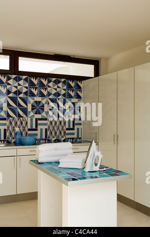 Camera di utilità in una villa contemporanea in Spagna progettato da Matteo Thun Foto Stock