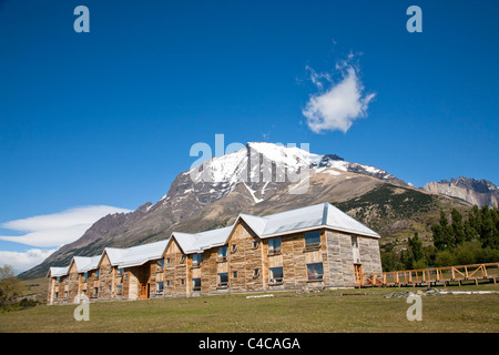 Hosteria las Torres, un hotel di grandi dimensioni alla base della gamma della montagna. Parco Nazionale di Torres del Paine Cile Foto Stock