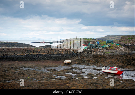 La bassa marea presso il molo e il molo al Croig, Dervaig, Isle of Mull, Argyll, Scozia. SCO 7163 Foto Stock