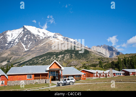 Hosteria las Torres, un hotel di grandi dimensioni alla base della gamma della montagna. Parco Nazionale di Torres del Paine Cile Foto Stock