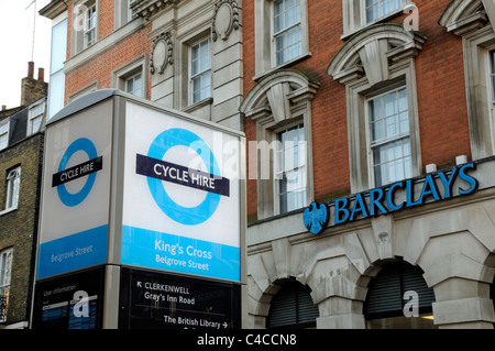 Barclays Cycle Hire logo accanto a Barclays Bank Kings Cross Londra Inghilterra REGNO UNITO Foto Stock