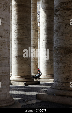 Impressionante colonnati presso la Basilica di San Pietro, Roma, Italia Foto Stock