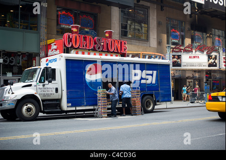 Due uomini scaricare Pepsi e altre bibite da un distributore di bevande carrello in Times Square a New York Foto Stock