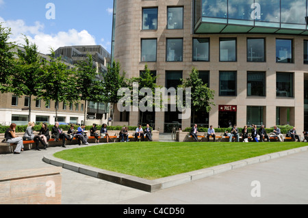 Le persone che si godono il sole in un nuovo e moderno a forma di triangolo public area salotto o di uno spazio aperto, Circo di Holborn Viaduct London REGNO UNITO Foto Stock